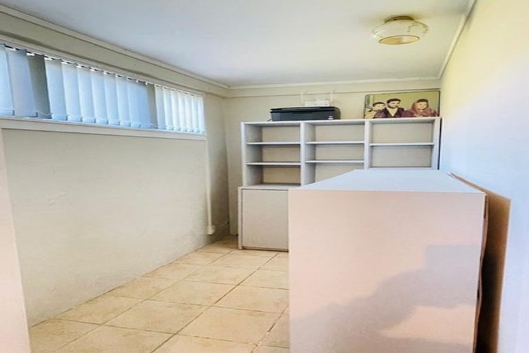 Photo of property in 31 Te Atatu Road, Te Atatu South, Auckland, 0610