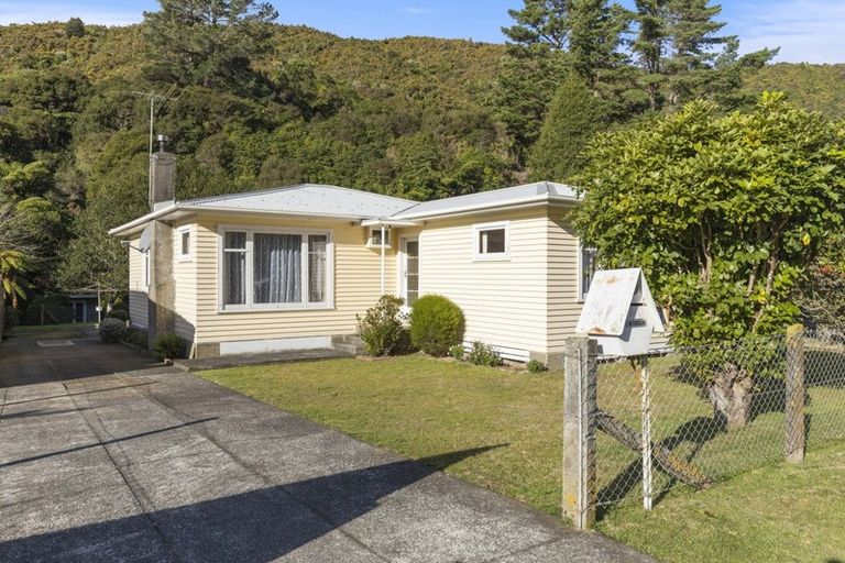 Photo of property in 17 Sunny Grove, Wainuiomata, Lower Hutt, 5014