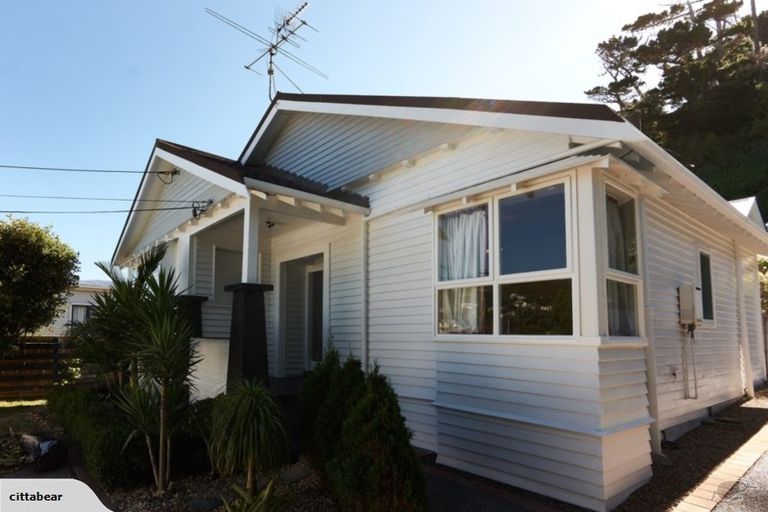 Photo of property in 40 Derwent Street, Island Bay, Wellington, 6023