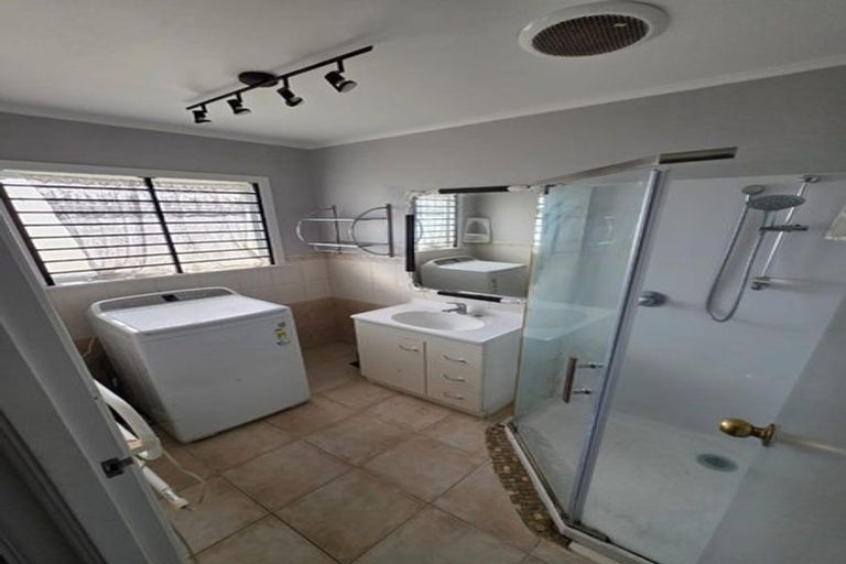 Photo of property in 92 Reeves Road, Pakuranga Heights, Auckland, 2010