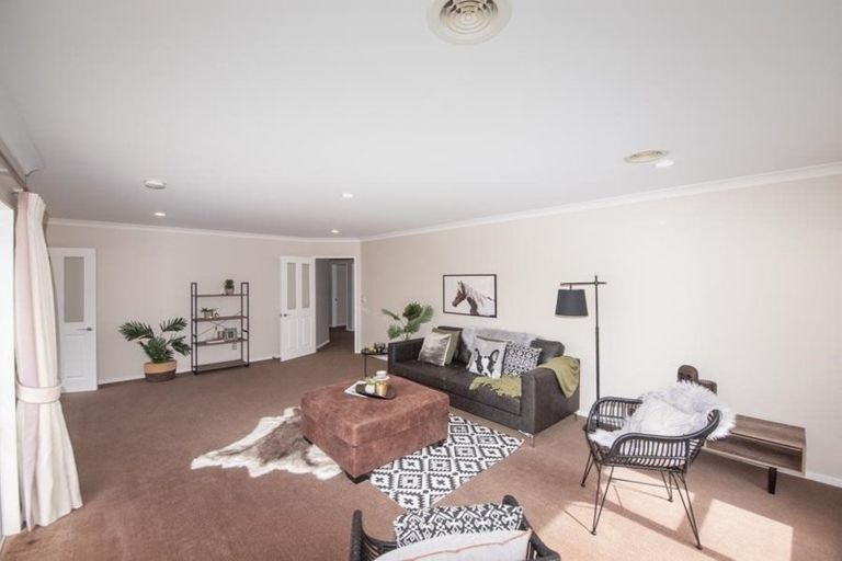 Photo of property in 212 Westchester Drive, Churton Park, Wellington, 6037