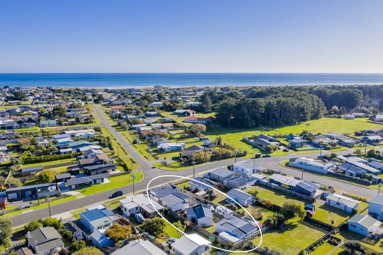 Photo of property in 51 Nash Parade, Foxton Beach, Foxton, 4815