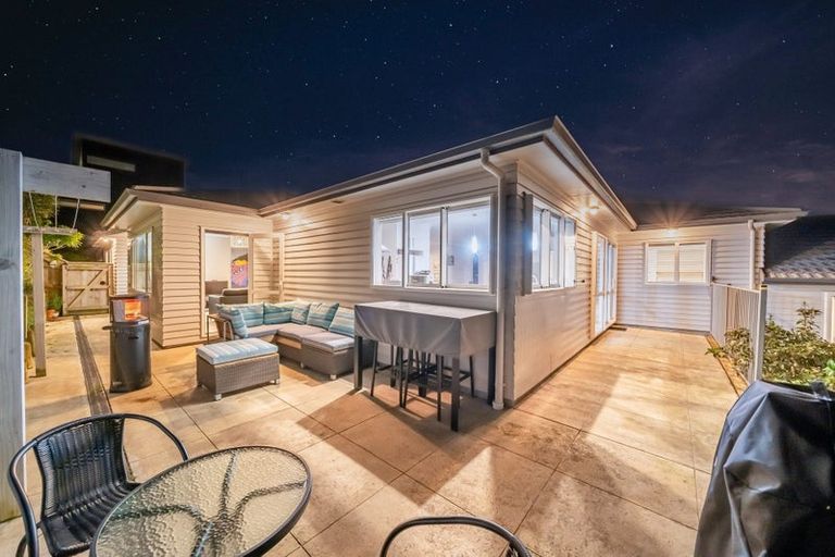 Photo of property in 21 Flotilla Place, Whitby, Porirua, 5024