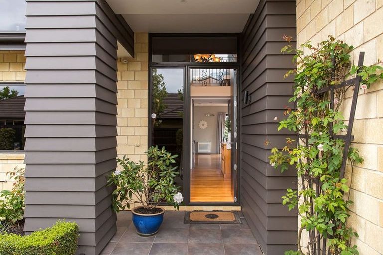 Photo of property in 28 Willowview Drive, Redwood, Christchurch, 8051