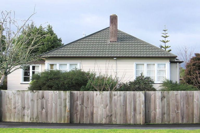Photo of property in 16 Anderson Street, Hokowhitu, Palmerston North, 4410