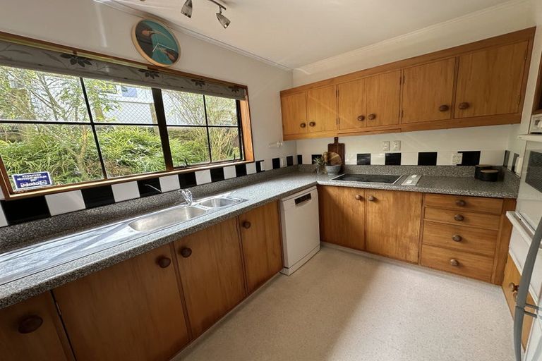 Photo of property in 5 Thatcher Crescent, Crofton Downs, Wellington, 6035