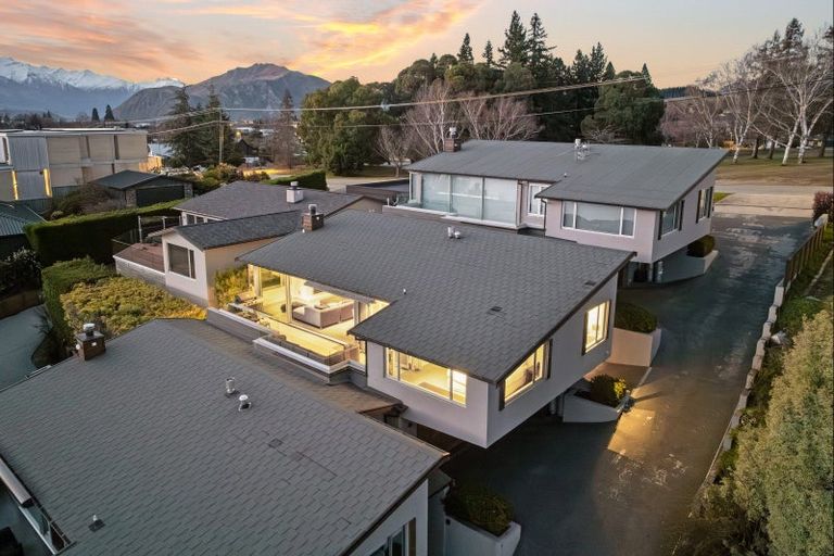 Photo of property in Lakeview Heights, 2/124 Lismore Street, Wanaka, 9305