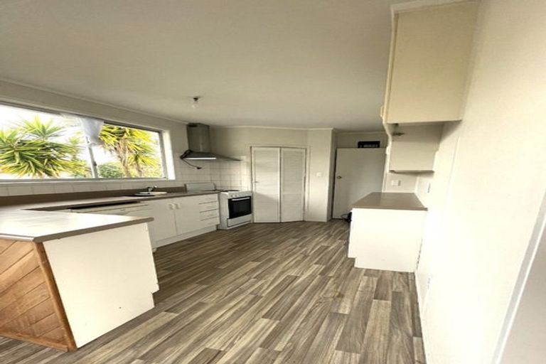 Photo of property in 28 Easton Park Parade, Glenfield, Auckland, 0629