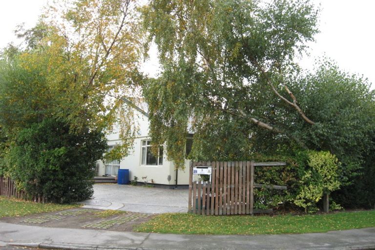 Photo of property in 1 Virgil Place, Northcote, Christchurch, 8052