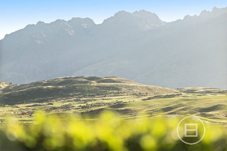 Photo of property in 21 Cunninghams Drive, Jacks Point, Queenstown, 9371