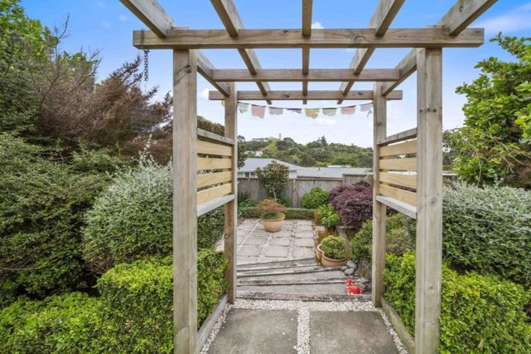 Photo of property in 28 Grenville Street, Marfell, New Plymouth, 4310