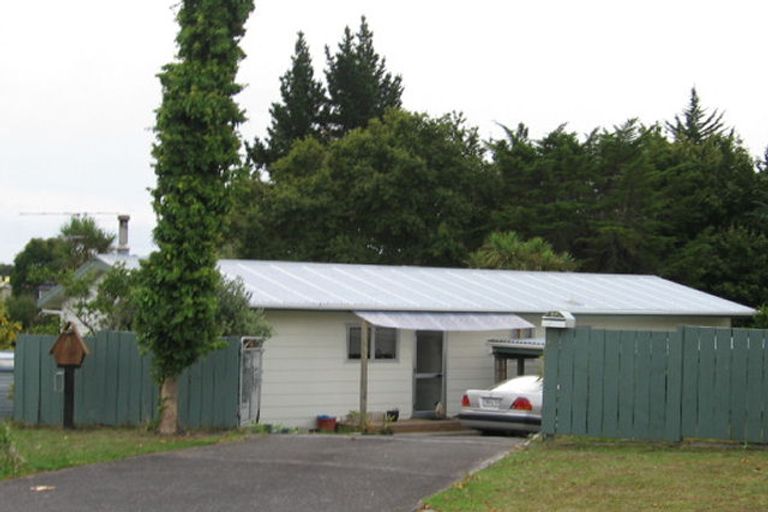 Photo of property in 1/21 St Margaret Place, West Harbour, Auckland, 0618