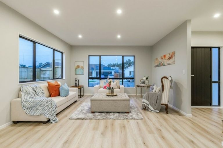 Photo of property in 15 Ropere Street, Kumeu, 0810