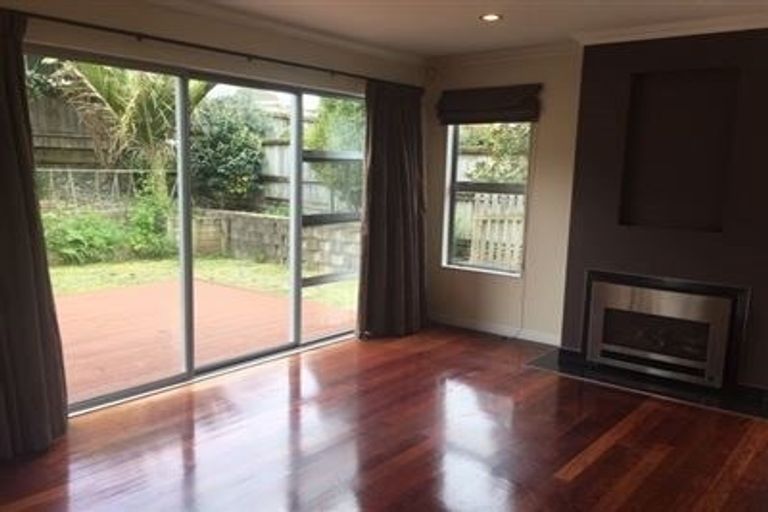 Photo of property in 17 Harrowglen Drive, Northcross, Auckland, 0632
