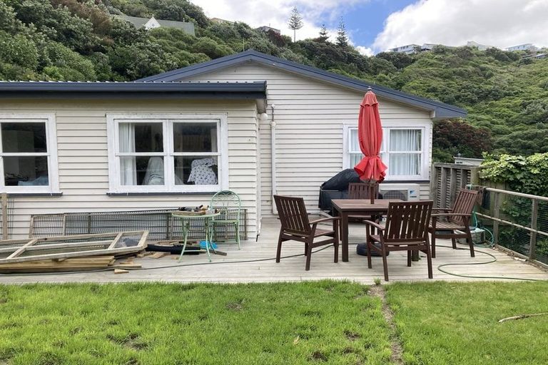 Photo of property in 31 Cave Road, Houghton Bay, Wellington, 6023