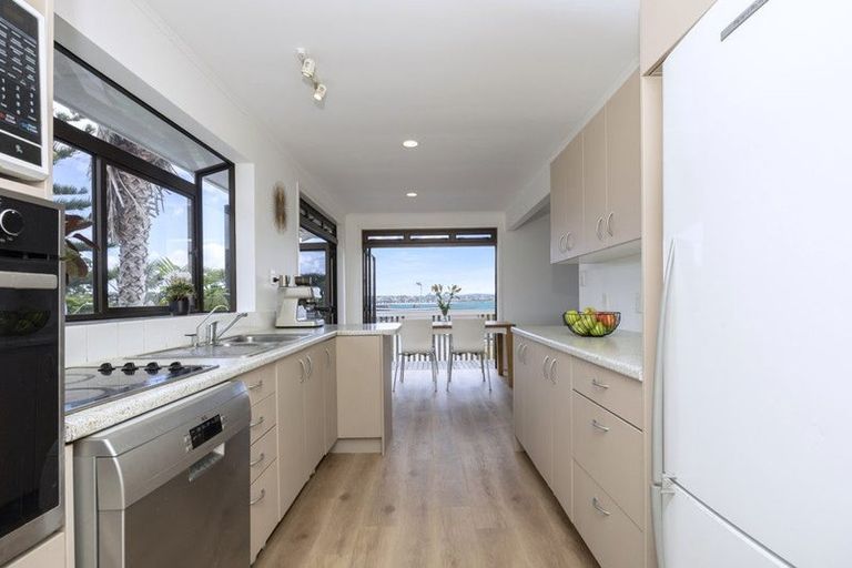 Photo of property in 33 Dawnhaven Drive, Te Atatu Peninsula, Auckland, 0610