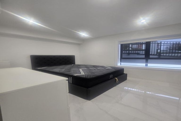 Photo of property in 1 Bartells Drive, Goodwood Heights, Auckland, 2105