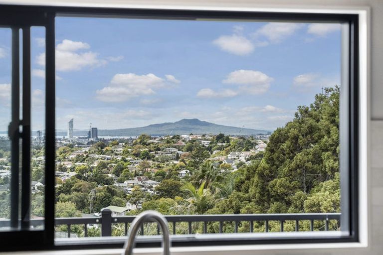 Photo of property in 15 Mcdowell Crescent, Hillcrest, Auckland, 0627