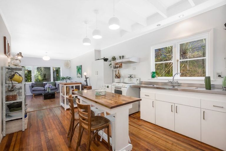 Photo of property in 63 Airlie Road, Plimmerton, Porirua, 5026