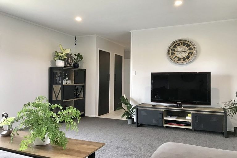 Photo of property in 2/77 Luanda Drive, Ranui, Auckland, 0612