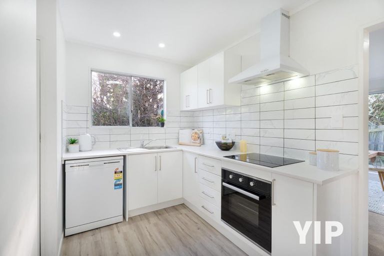 Photo of property in 2/35 Horokiwi Road West, Newlands, Wellington, 6037