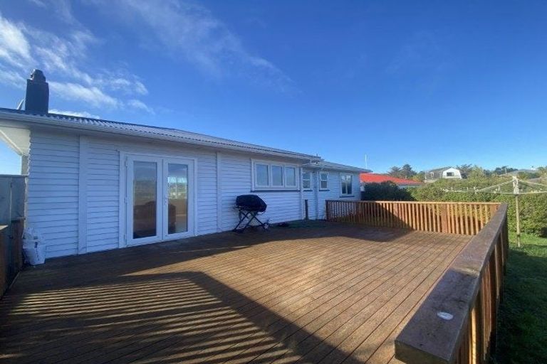 Photo of property in 68 Glanmire Road, Newlands, Wellington, 6037