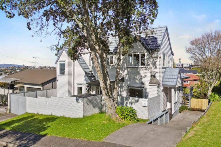 Photo of property in 19 Beach Road, Mellons Bay, Auckland, 2014