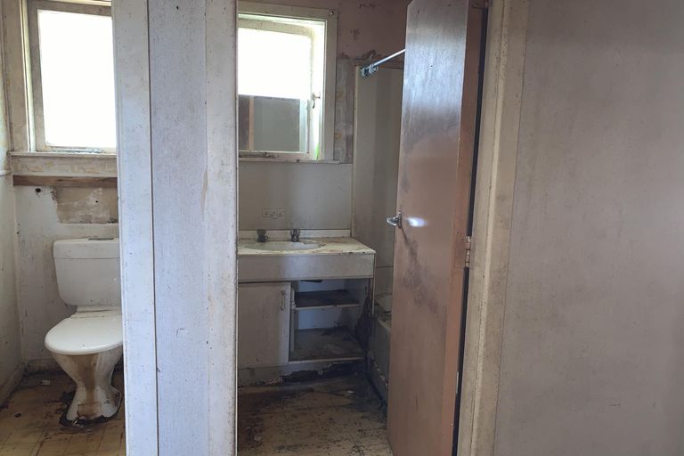 Photo of property in 16 Parrs Cross Road, Henderson, Auckland, 0612