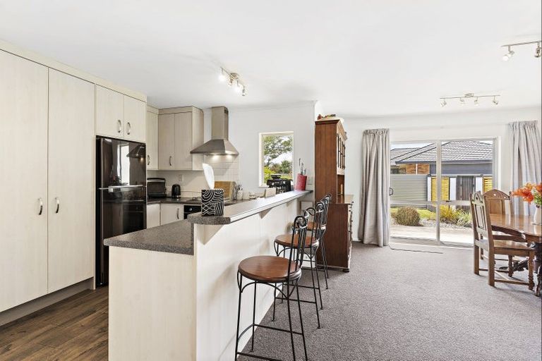 Photo of property in 2 Daffodil Grove, Carterton, 5713