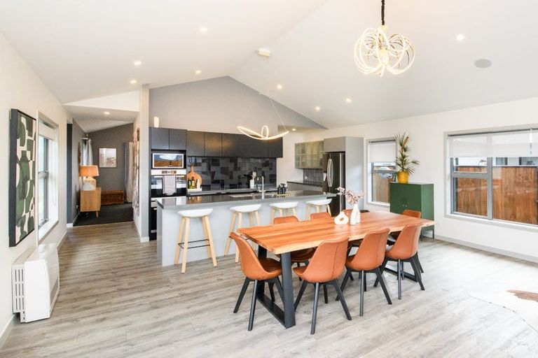 Photo of property in 10 Mediterranean Grove, Fitzherbert, Palmerston North, 4410