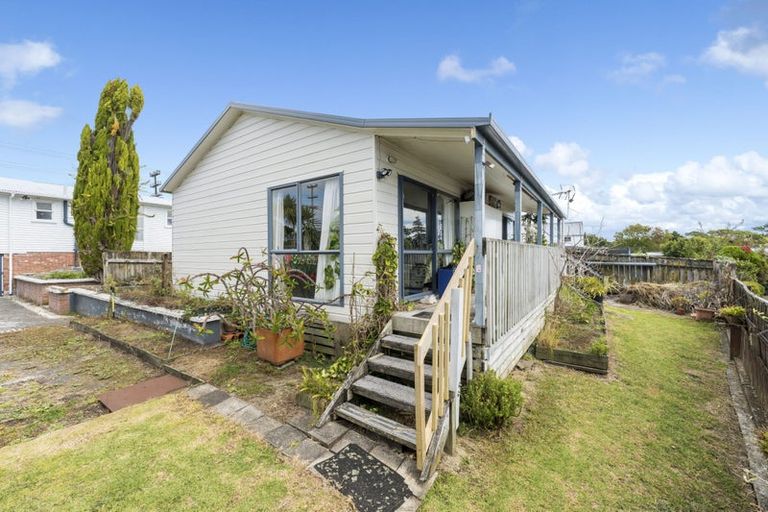 Photo of property in 41 St Leonards Road, Kelston, Auckland, 0602