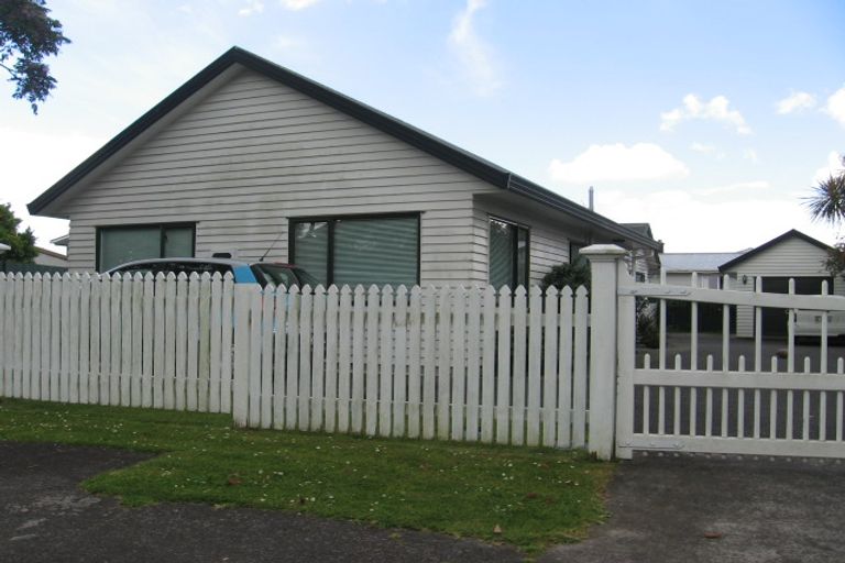 Photo of property in 4 Lendenfeld Drive, Papatoetoe, Auckland, 2025
