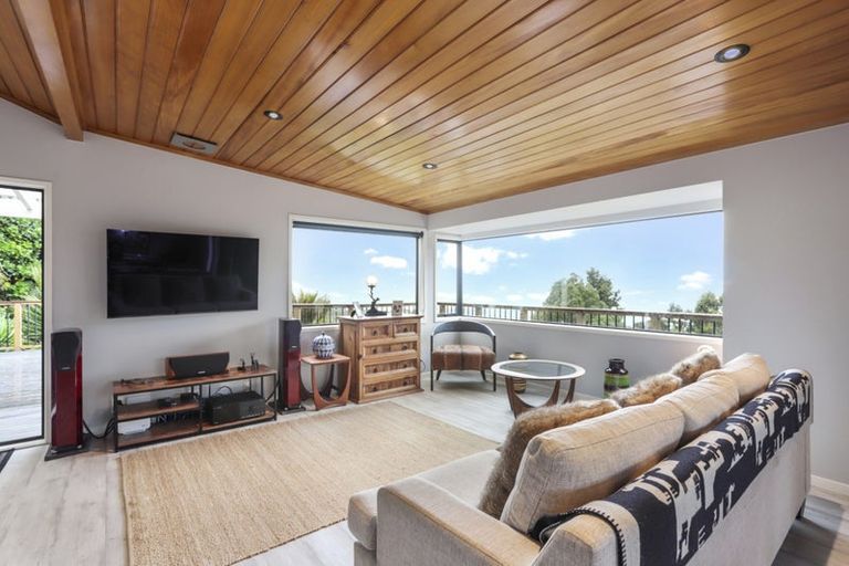 Photo of property in 19 Cascade Avenue, Waiatarua, Auckland, 0604