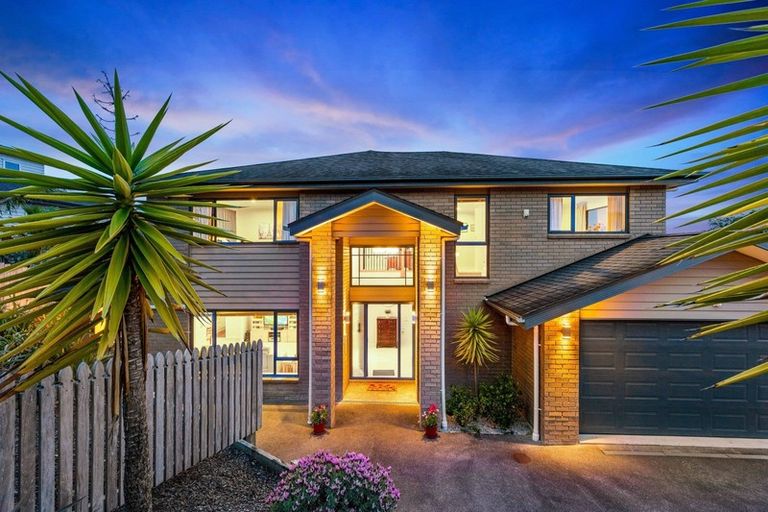 Photo of property in 3 Bintulu Place, Fairview Heights, Auckland, 0632