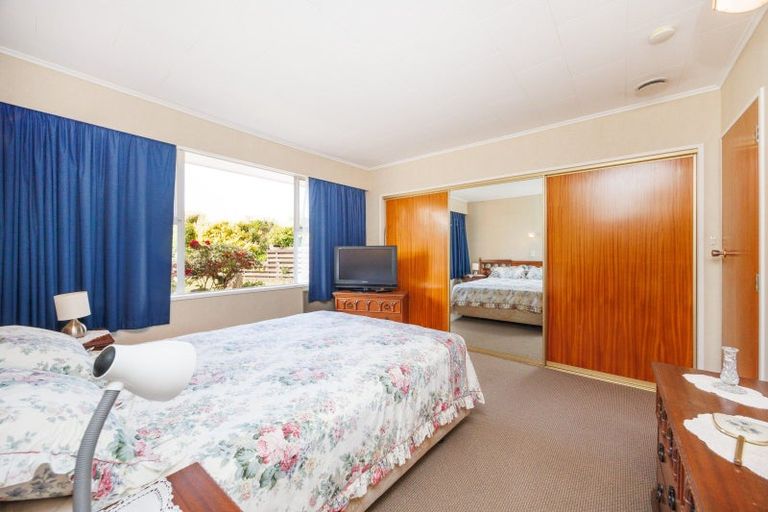 Photo of property in 18 Westhaven Grove, Takaro, Palmerston North, 4412