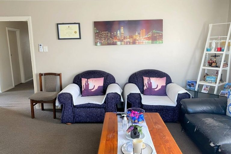 Photo of property in 32 Farnborough Crescent, Mangere, Auckland, 2022