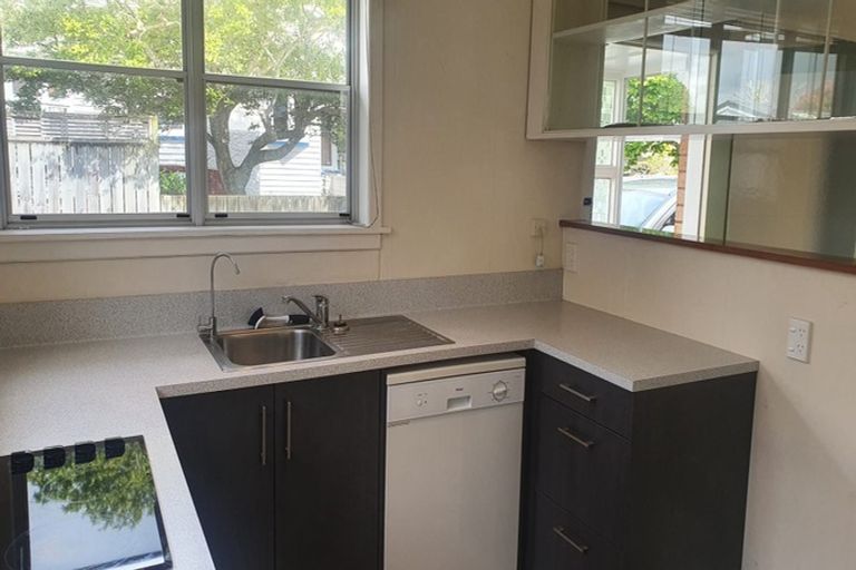 Photo of property in 10 Shortland Street, Lower Vogeltown, New Plymouth, 4310