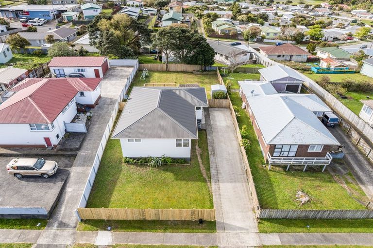 Photo of property in 32 Beauzami Crescent, Ascot Park, Porirua, 5024