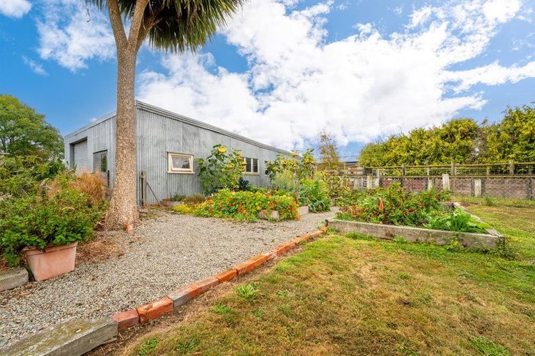 Photo of property in 72 Timaru Road, Waimate, 7924