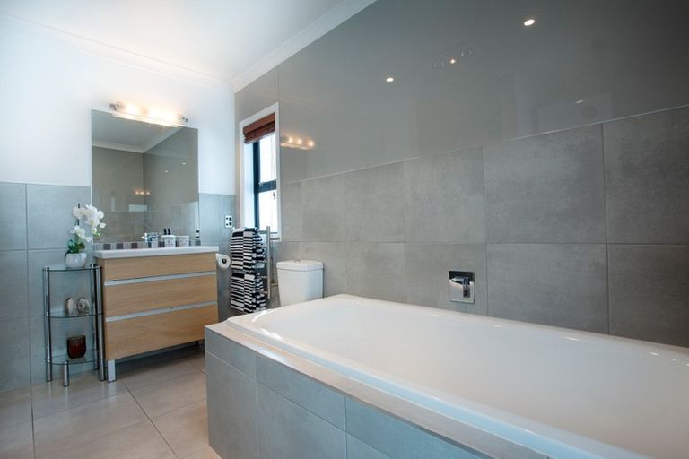 Photo of property in 48 Pitau Road, Mount Maunganui, 3116