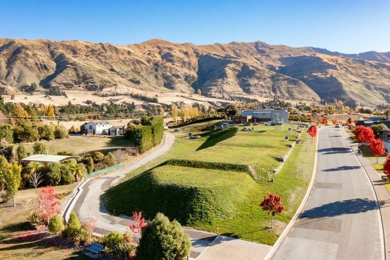Photo of property in 14 Cochrane Close, Wanaka, 9305