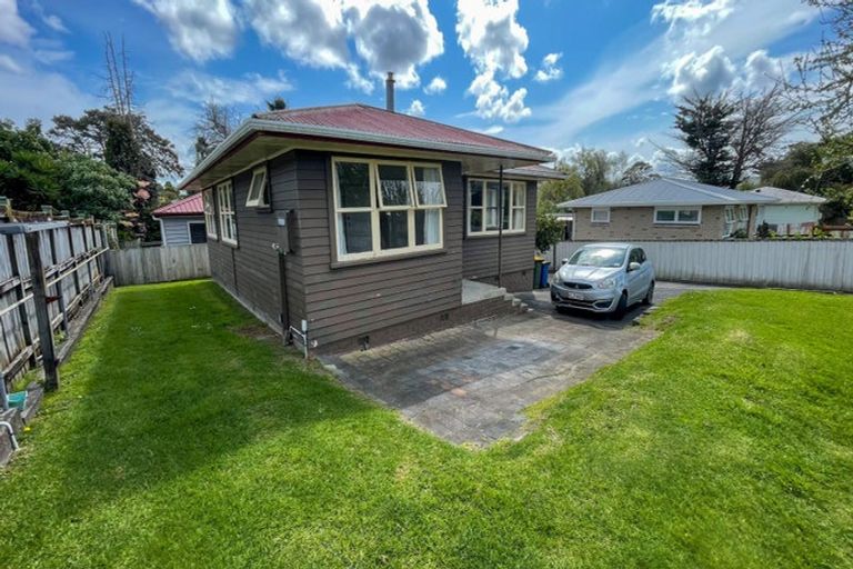 Photo of property in 12 Gill Avenue, Te Atatu Peninsula, Auckland, 0610