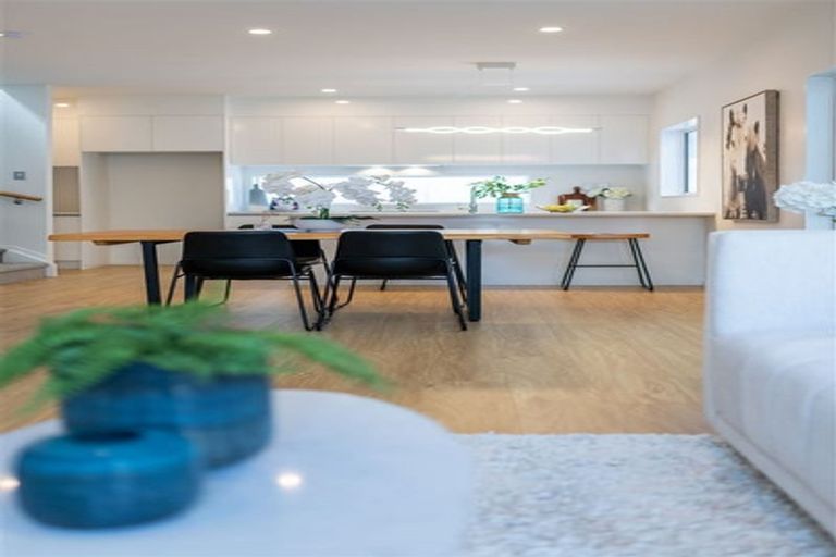 Photo of property in 3d Kingdale Road, Henderson, Auckland, 0610