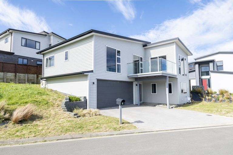 Photo of property in 3 Cessna Way, Newlands, Wellington, 6037