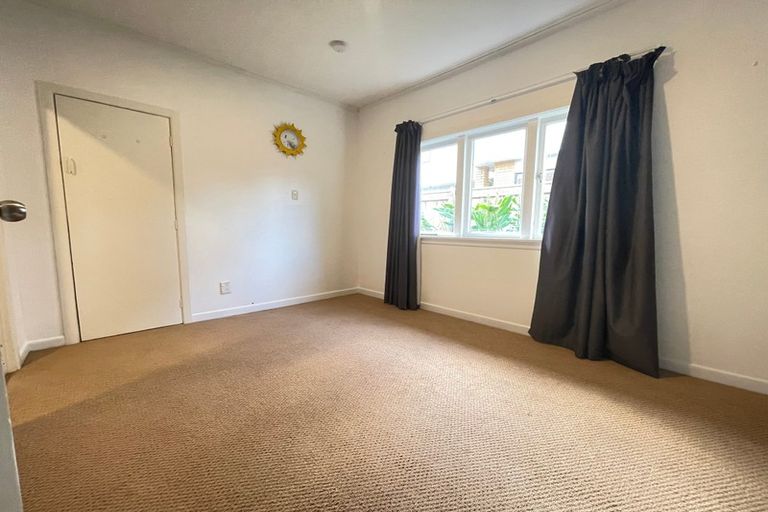 Photo of property in 42 Lyons Avenue, Murrays Bay, Auckland, 0630