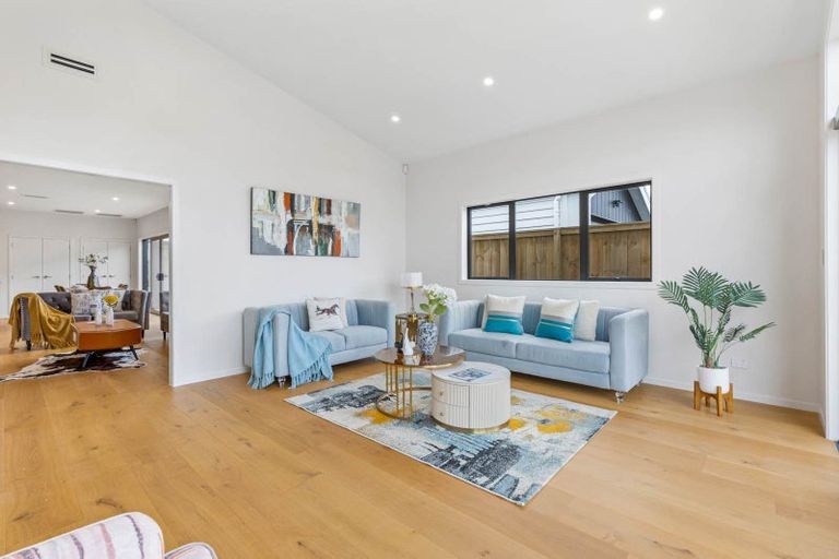 Photo of property in 19 Cara Avenue, Kumeu, 0810