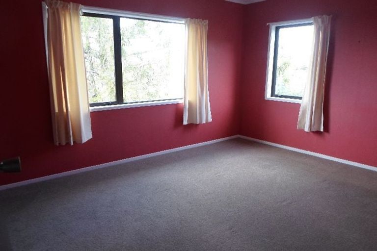 Photo of property in 1/7 Deverell Place, Northcross, Auckland, 0632