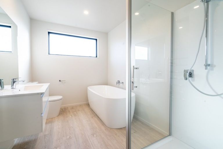 Photo of property in 2 Matakanui Lane, Wanaka, 9305