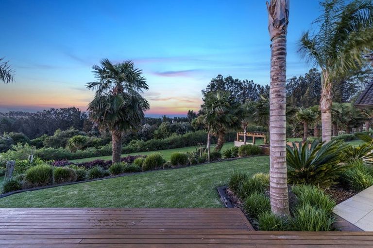 Photo of property in 127 Vaughans Road, Okura, Albany, 0792