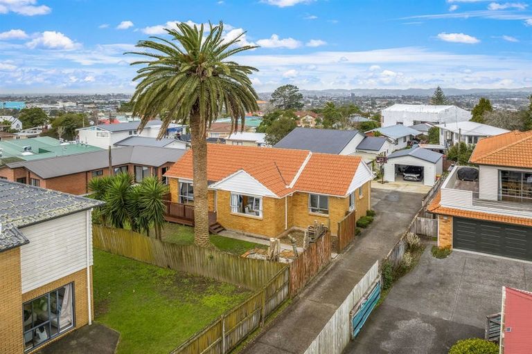Photo of property in 60a Waimumu Road, Massey, Auckland, 0614
